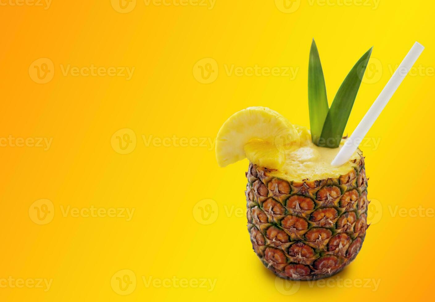 tropisk cocktail i ananas foto