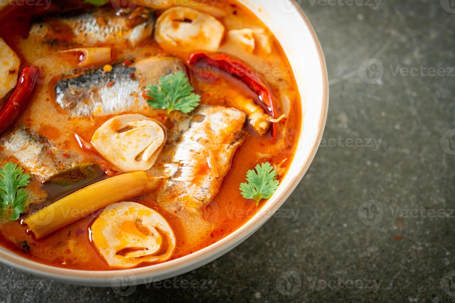 tom yum konserverad makrill i kryddig soppa foto