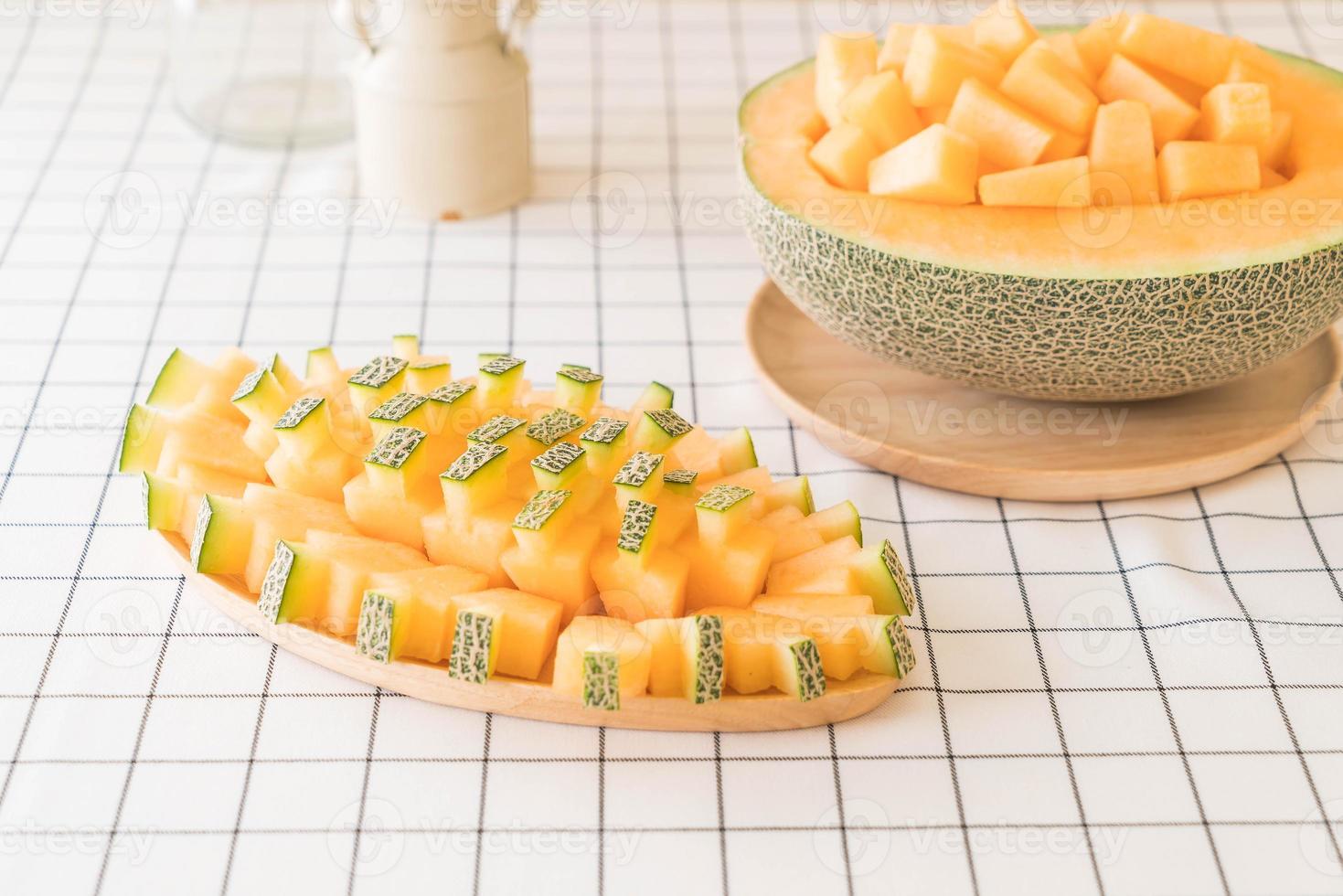 färsk cantaloupemelon till efterrätt på bordet foto