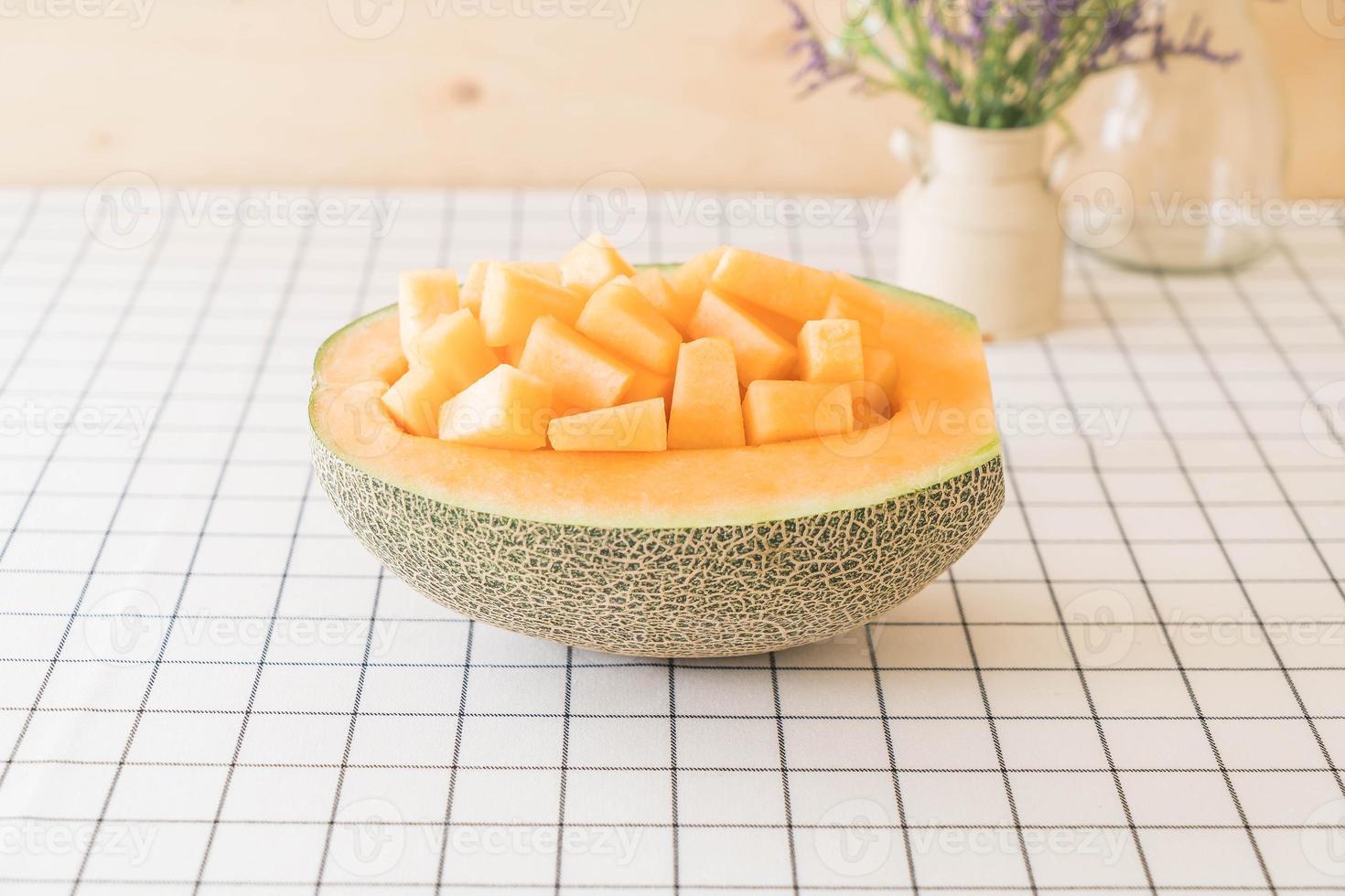 färsk cantaloupemelon till efterrätt på bordet foto