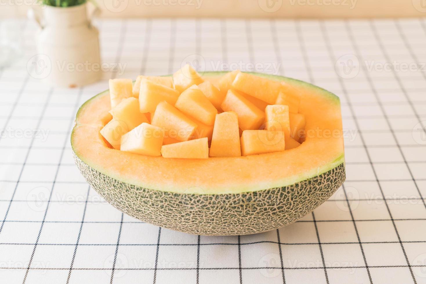 färsk cantaloupemelon till efterrätt på bordet foto