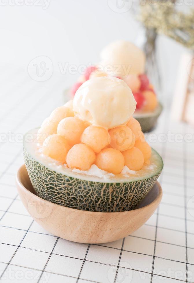 ismelonbingsu, berömd koreansk glass på bordet foto