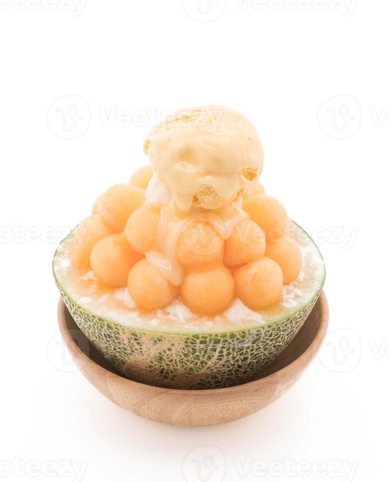 ismelonbingsu, berömd koreansk glass på vit bakgrund foto