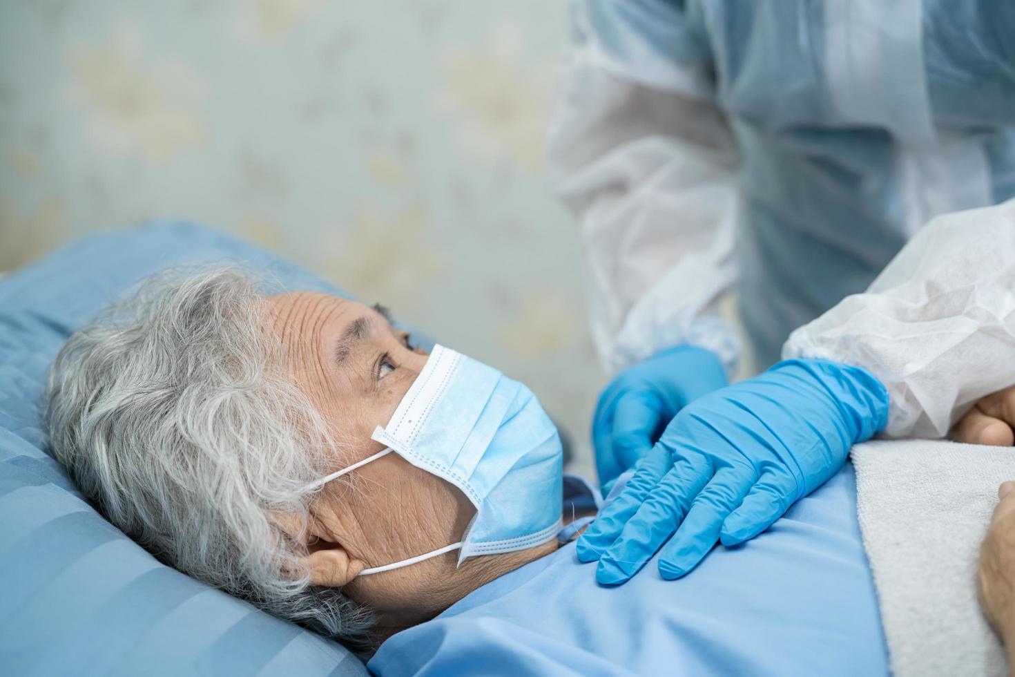 läkarehjälp och vård asiatisk senior eller äldre gammal damkvinnapatient som sitter på rullstol på parkerar på vårdavdelningen, hälsosamt starkt medicinskt koncept. foto