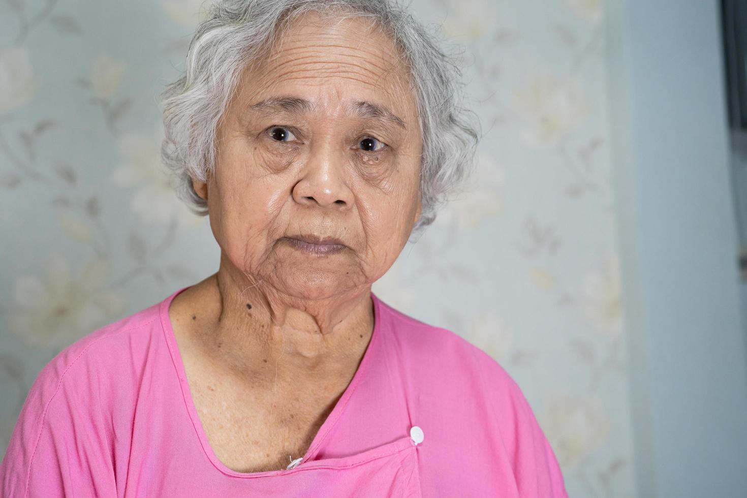 asiatisk senior eller äldre gammal damkvinna tålmodigt leende ansikte medan du sitter på sängen på vårdavdelningen, hälsosamt starkt medicinskt koncept. foto