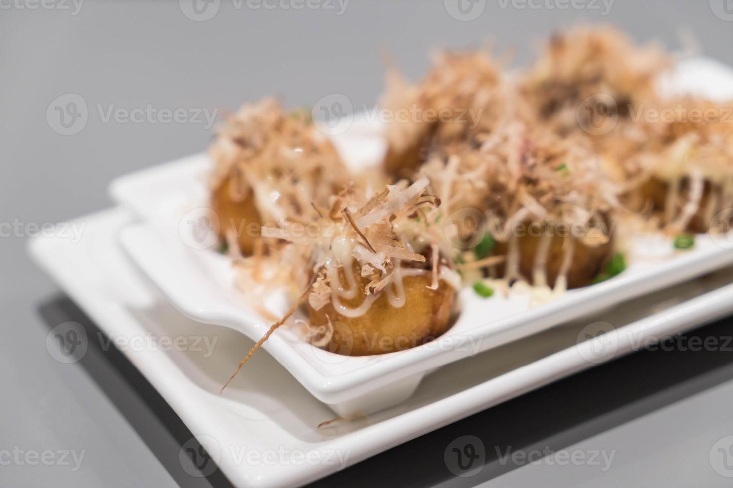 takoyaki på den vita plattan - japansk mat foto