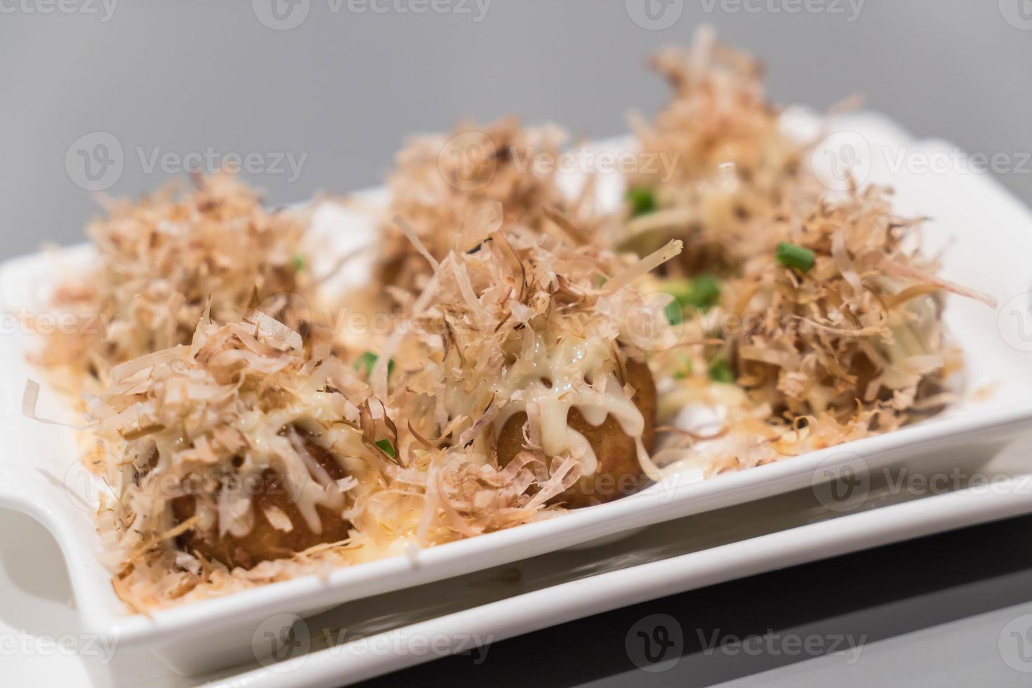 takoyaki på den vita plattan - japansk mat foto