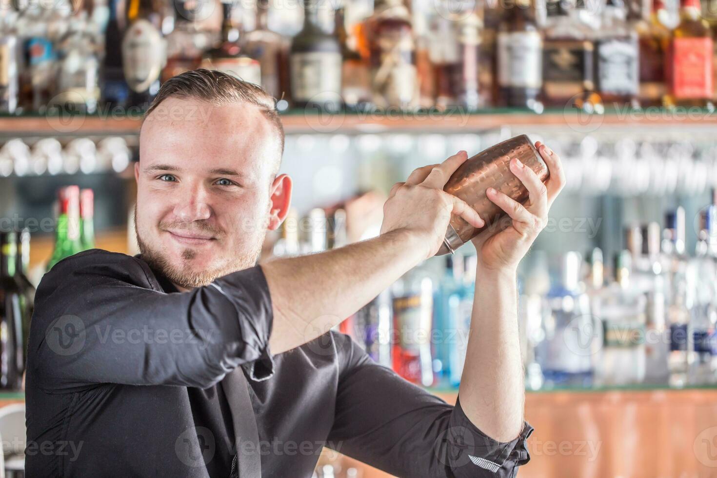 professionell bartender framställning cocktail dryck vit shaker foto