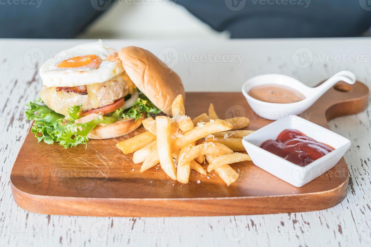 ostfläskhamburgare med pommes frites foto