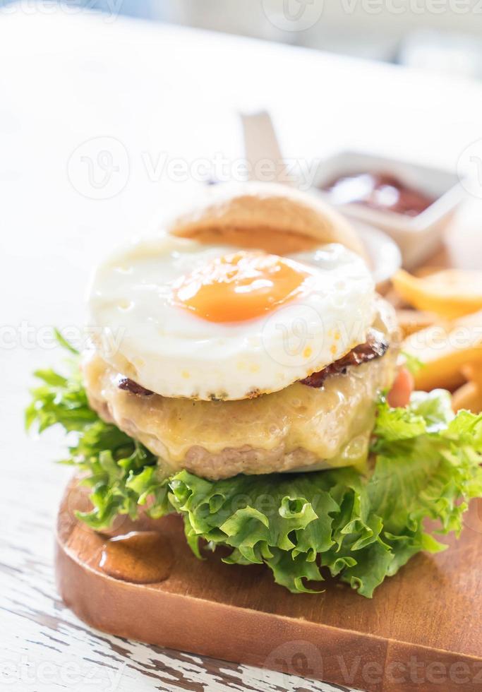 ostfläskhamburgare med pommes frites foto