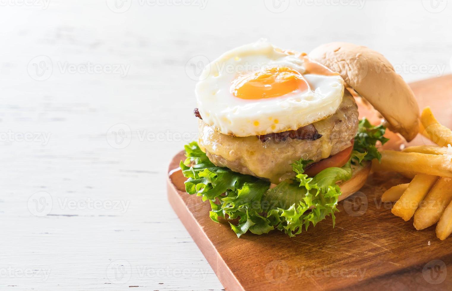 ostfläskhamburgare med pommes frites foto