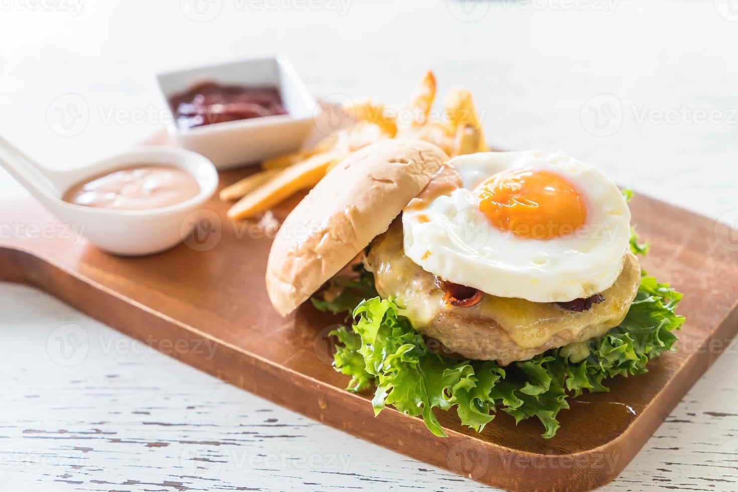 ostfläskhamburgare med pommes frites foto