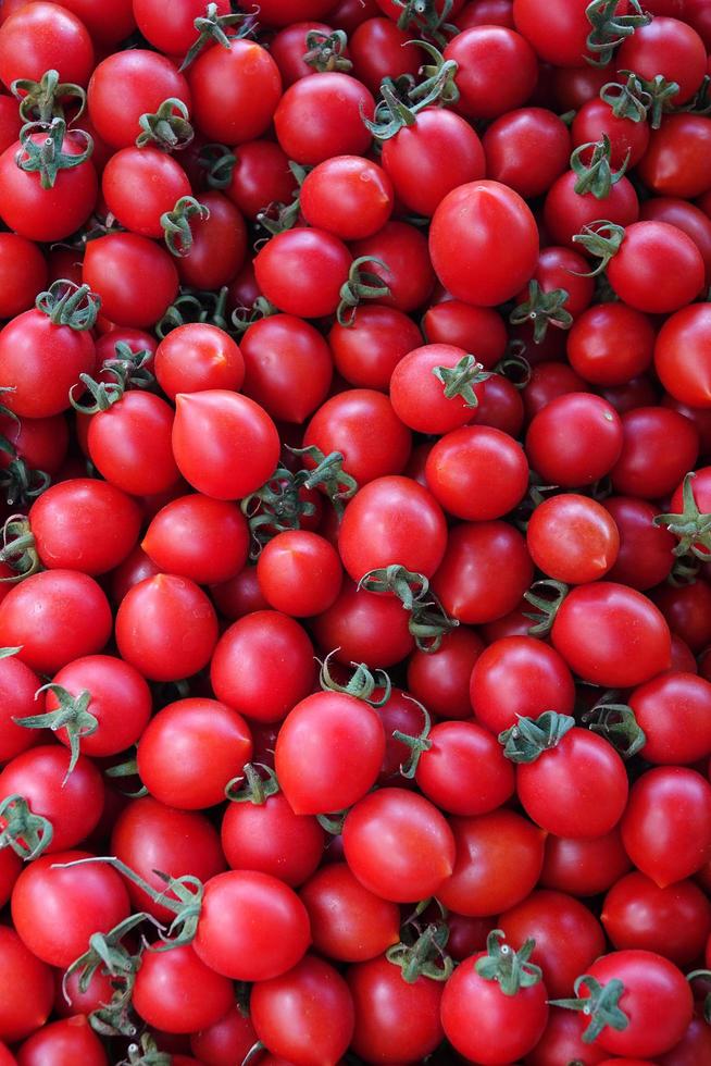 organisk grönsak saftig tomat i livsmedelsbutik foto