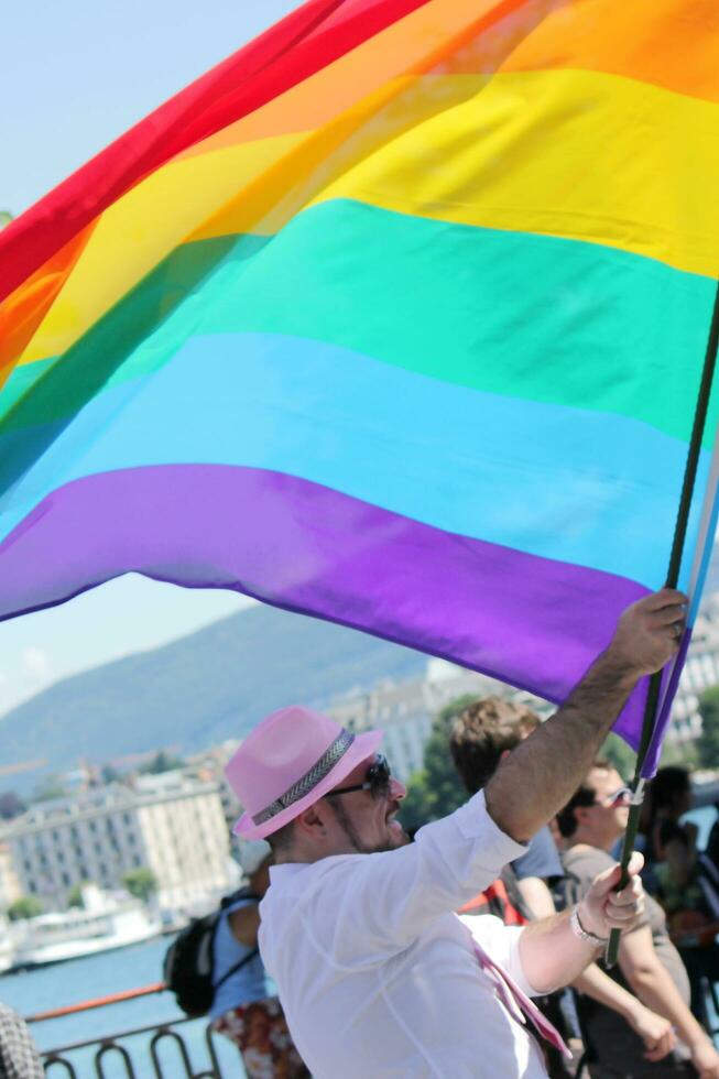 stor regnbåge flagga på de gaypride 2011, Genève, schweiz foto