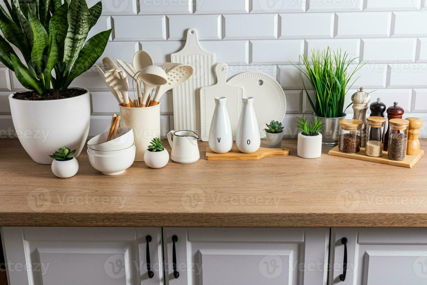 skön kök bakgrund av en modern bänkskivan med en uppsättning av olika kök redskap, grön växter i krukor. eco stil. naturlig material. foto