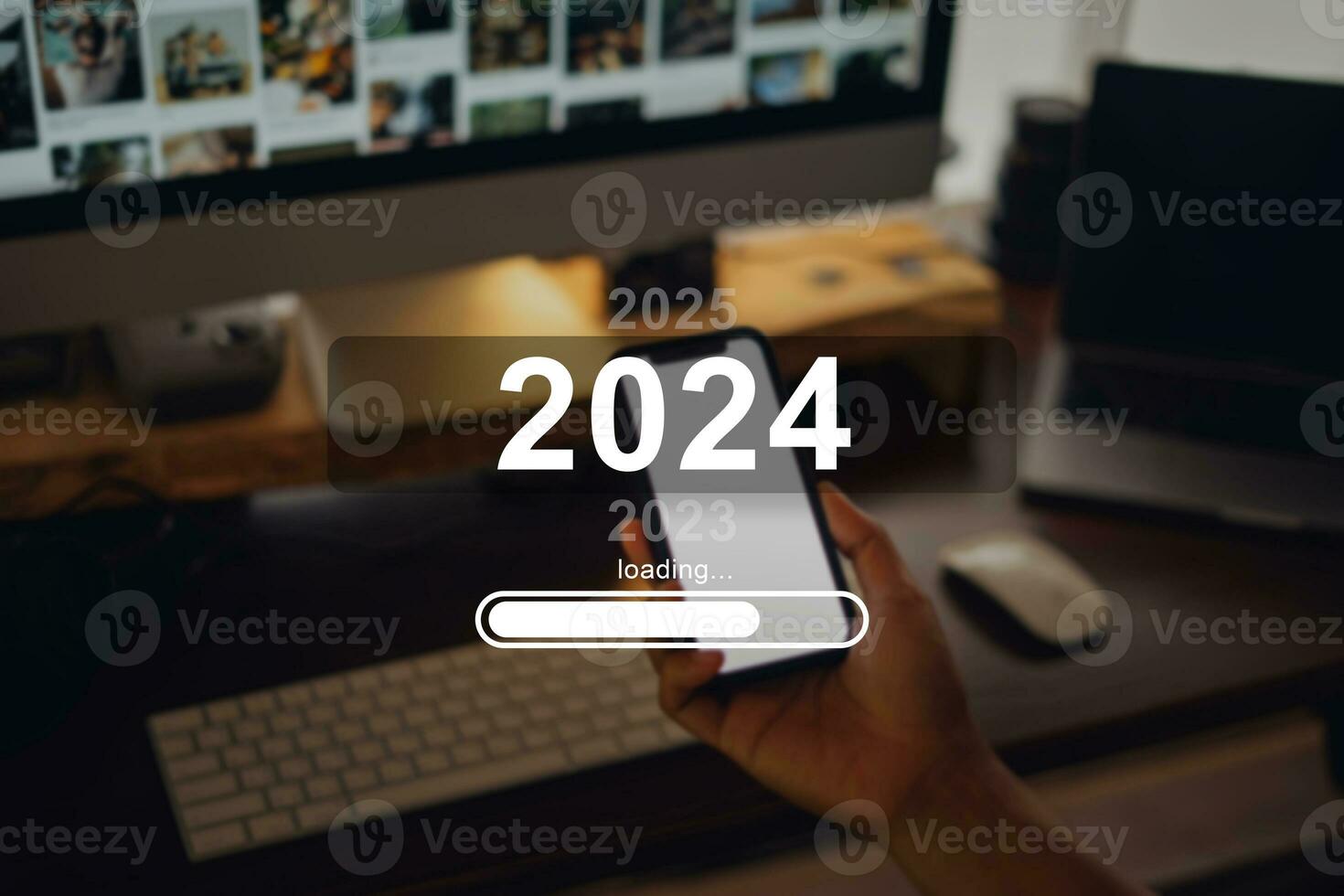 ny år 2024 firande koncept, smartphone och arbete skrivbord på Hem bakgrund foto