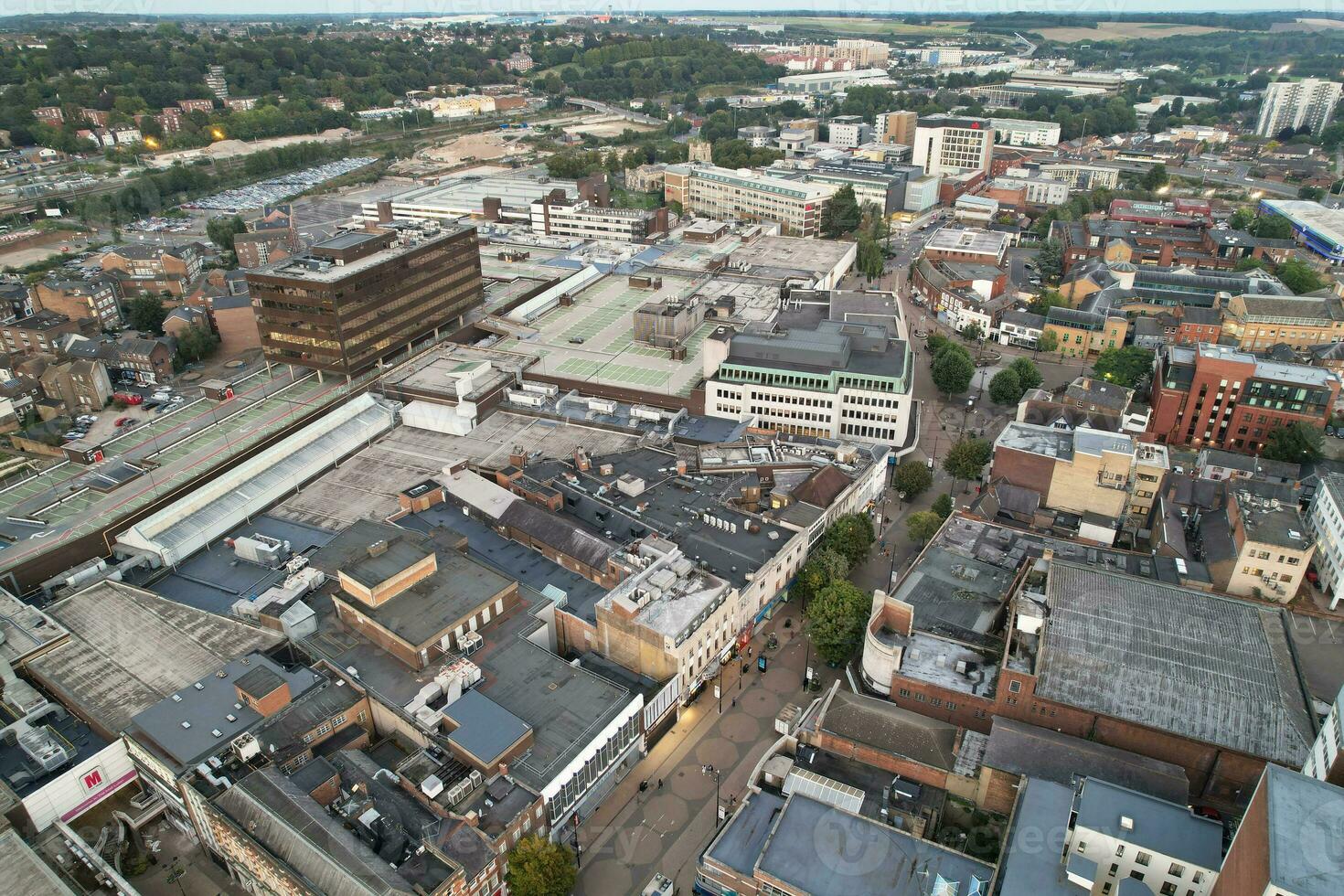 antenn se av upplyst stadens centrum byggnader, vägar och central luton stad av England Storbritannien på början av klar väder natt av september 5:e, 2023 foto