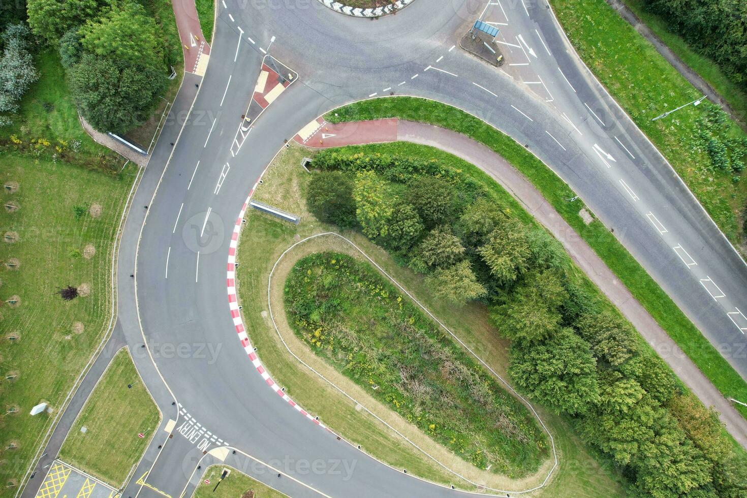 hög vinkel antal fot av brittiskt väg och trafik på caldecotte sjö av milton keynes stad av England bra Storbritannien, skön se fångad på augusti 21:a, 2023 med drönare kamera under solig dag foto