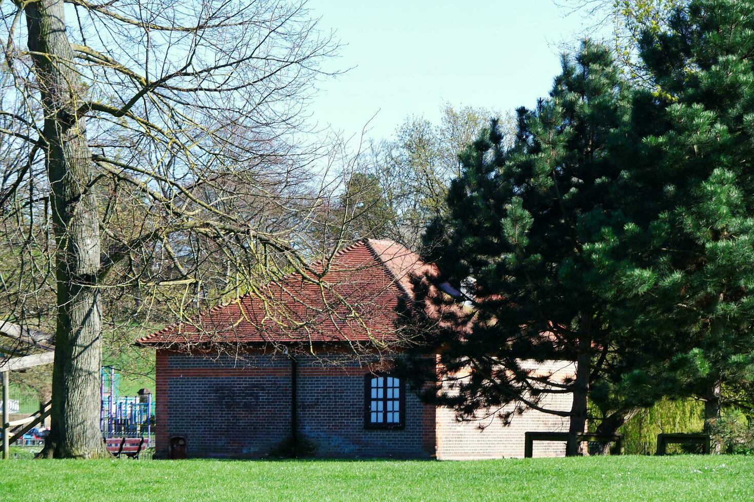 låg vinkel se av wardown museum och offentlig parkera av luton stad av England bra Storbritannien, bild fångad på en solig dag av april 19:e, 2023 foto