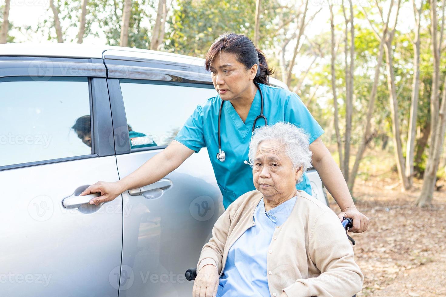 asiatisk senior kvinna patient som sitter på rullstol komma till sin bil foto