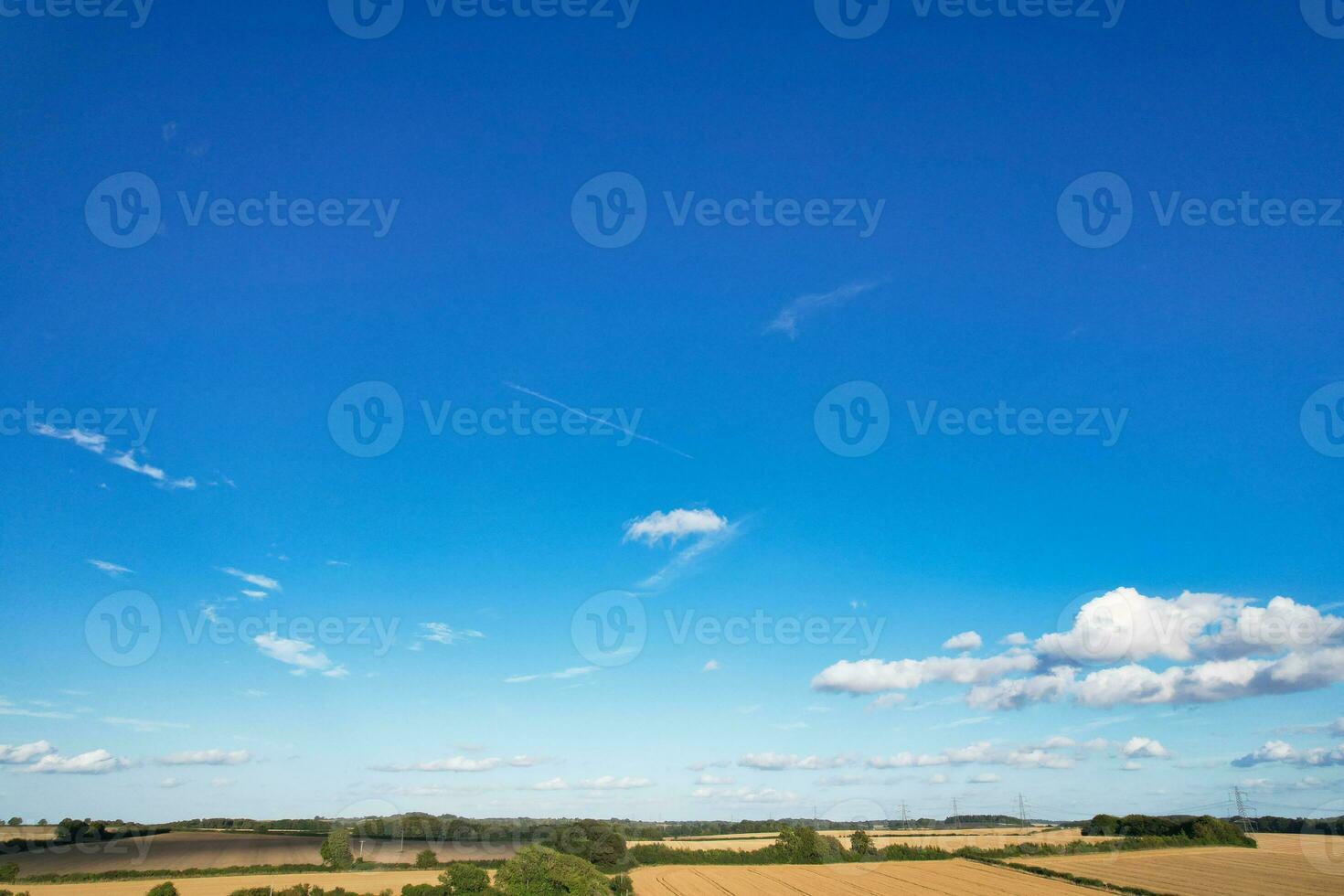 hög vinkel antal fot av mest skön naturlig orange solnedgång med orange moln och himmel över luton stad av England Storbritannien. bild var fångad med drönare kamera på augusti 19:e, 2023 foto