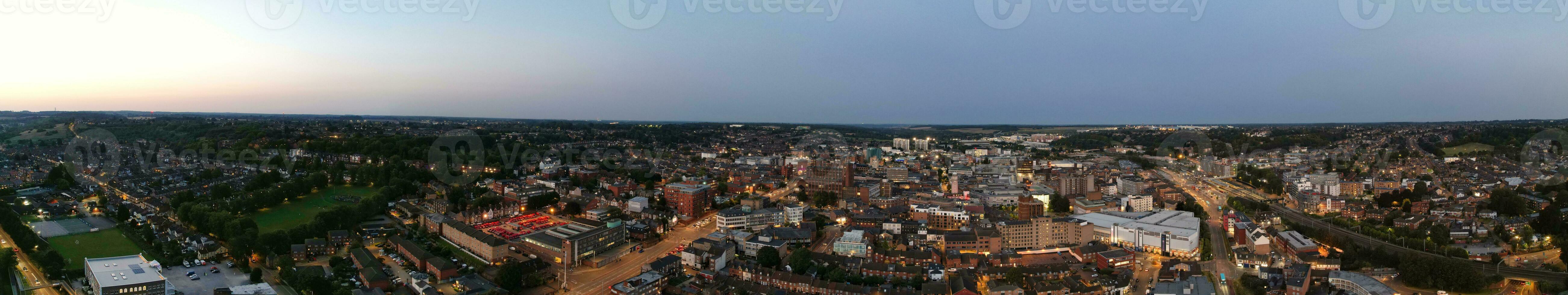 ultra bred antenn panorama- se av upplyst stadens centrum byggnader, vägar och central luton stad av England Storbritannien på början av klar vädrets natt av september 5:e, 2023 foto