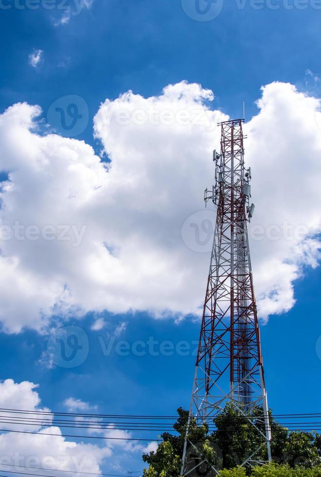 telekommunikationsutrustning på tornet och den blå himlen foto