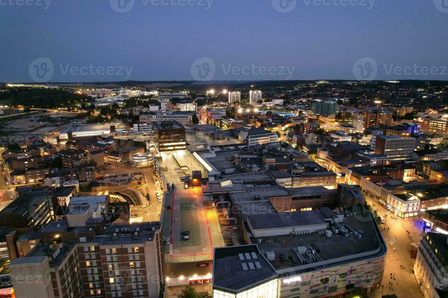 antenn se av upplyst stadens centrum byggnader, vägar och central luton stad av England Storbritannien på början av klar väder natt av september 5:e, 2023 foto