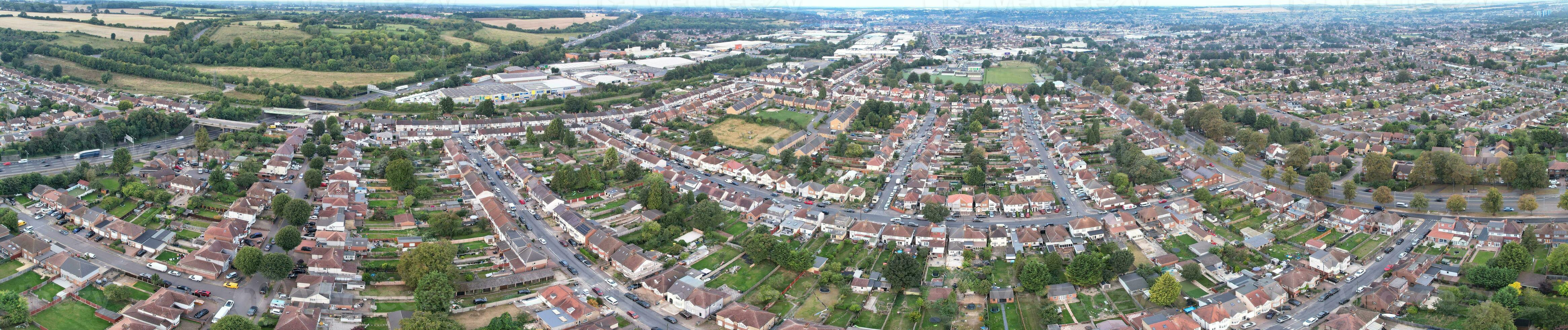 antenn se av bostads- hem och industriell egendom kombinerad på dallow väg nära farley kullar luton stad, England Storbritannien. de hög vinkel antal fot var fångad med drönare kamera på september 7:e, 2023 foto