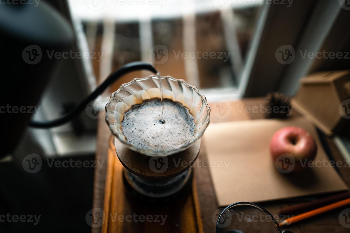 droppa kaffe i huset, häll varmt vatten över ett droppkaffe foto