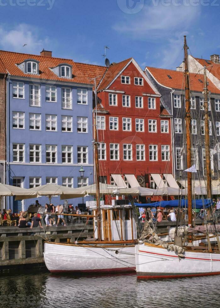 färgrik byggnader av nyhavn i köpenhamn, Danmark foto