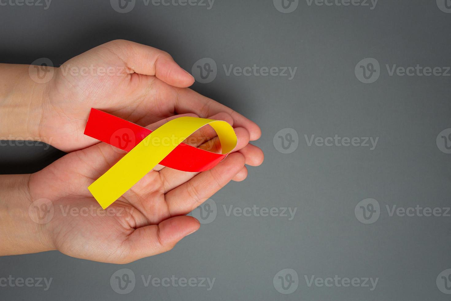 världsmedvetenhet om hepatitdag med rött gult band foto
