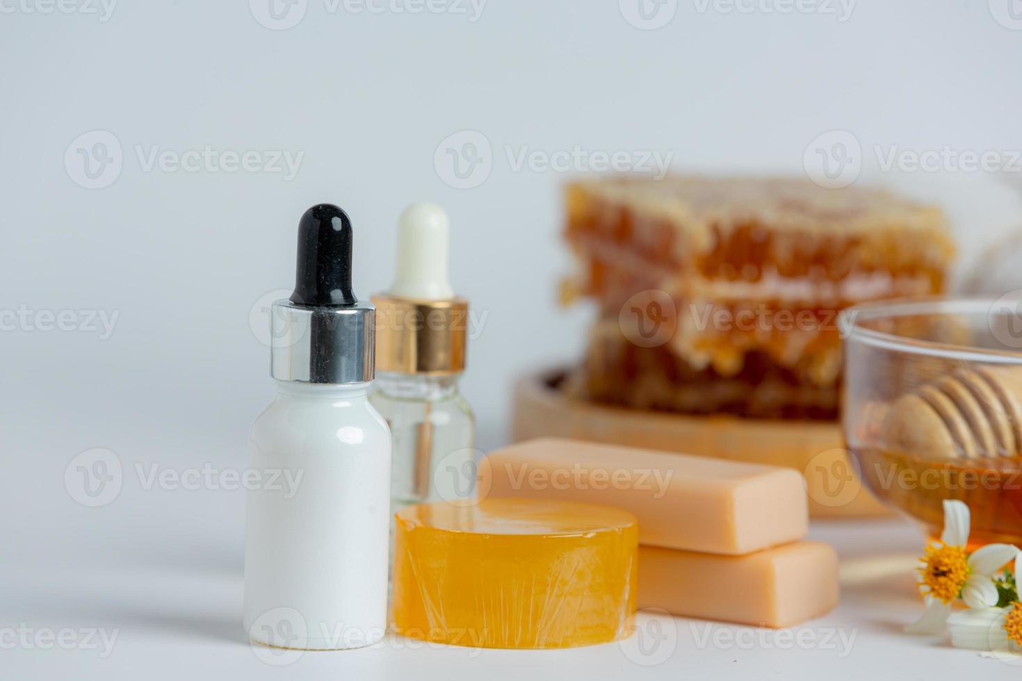 naturlig hudvårdstvål och serum med honung och honungskaka foto