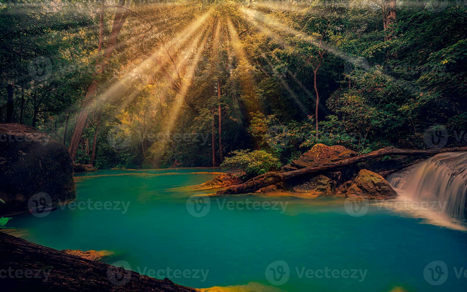 vattenfall i skog på khao yai populär till relaxthailand nationell parkera Sol stråle i skog, tropisk i majestätisk magisk fantasi landskap med berg, flod, blå grön skön natur begrepp. foto