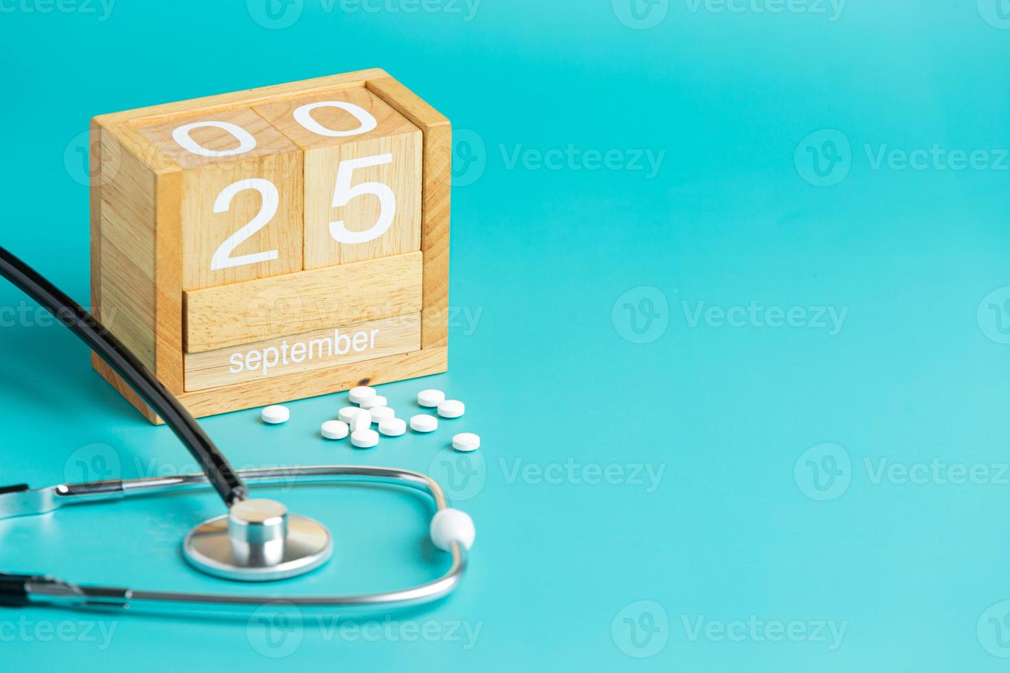 25 september av kalendern trä och läkemedel på bordet foto