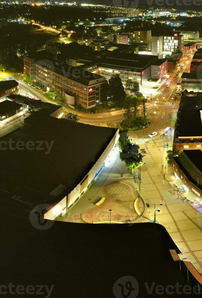 antenn vertikal panorama- se av upplyst stadens centrum byggnader, vägar och central luton stad av England Storbritannien på början av klar vädrets natt av september 5:e, 2023 foto