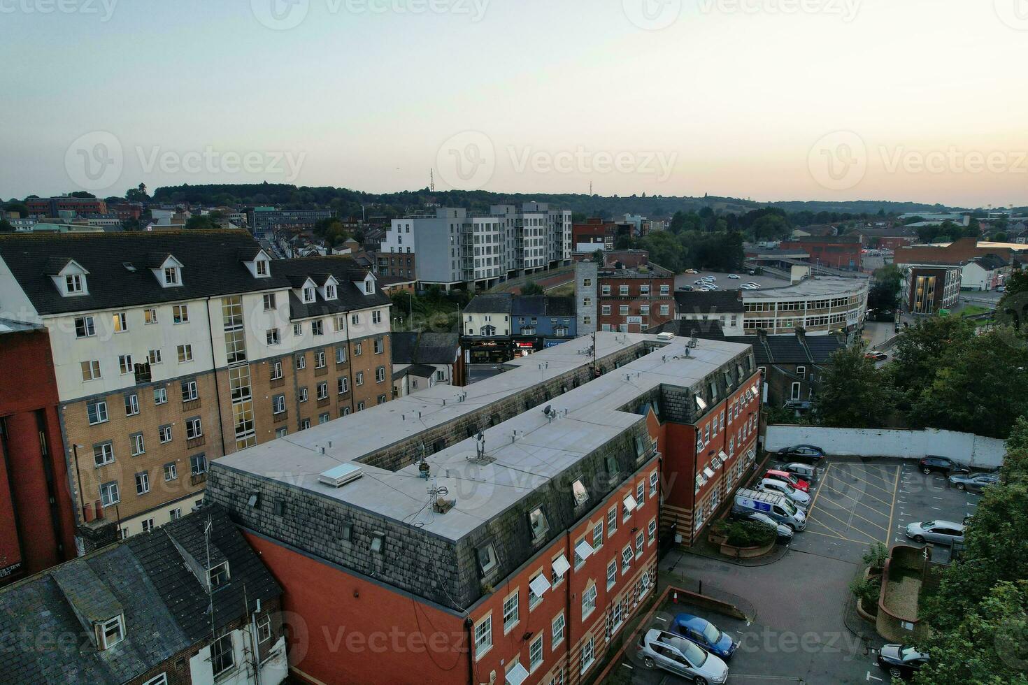 antenn se av upplyst stadens centrum byggnader, vägar och central luton stad av England Storbritannien på början av klar väder natt av september 5:e, 2023 foto