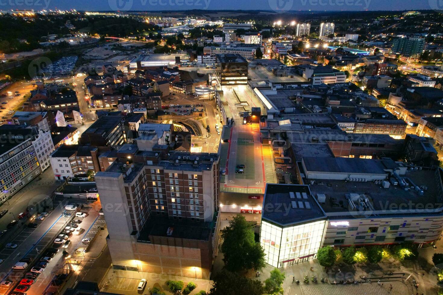 antenn se av upplyst stadens centrum byggnader, vägar och central luton stad av England Storbritannien på början av klar väder natt av september 5:e, 2023 foto