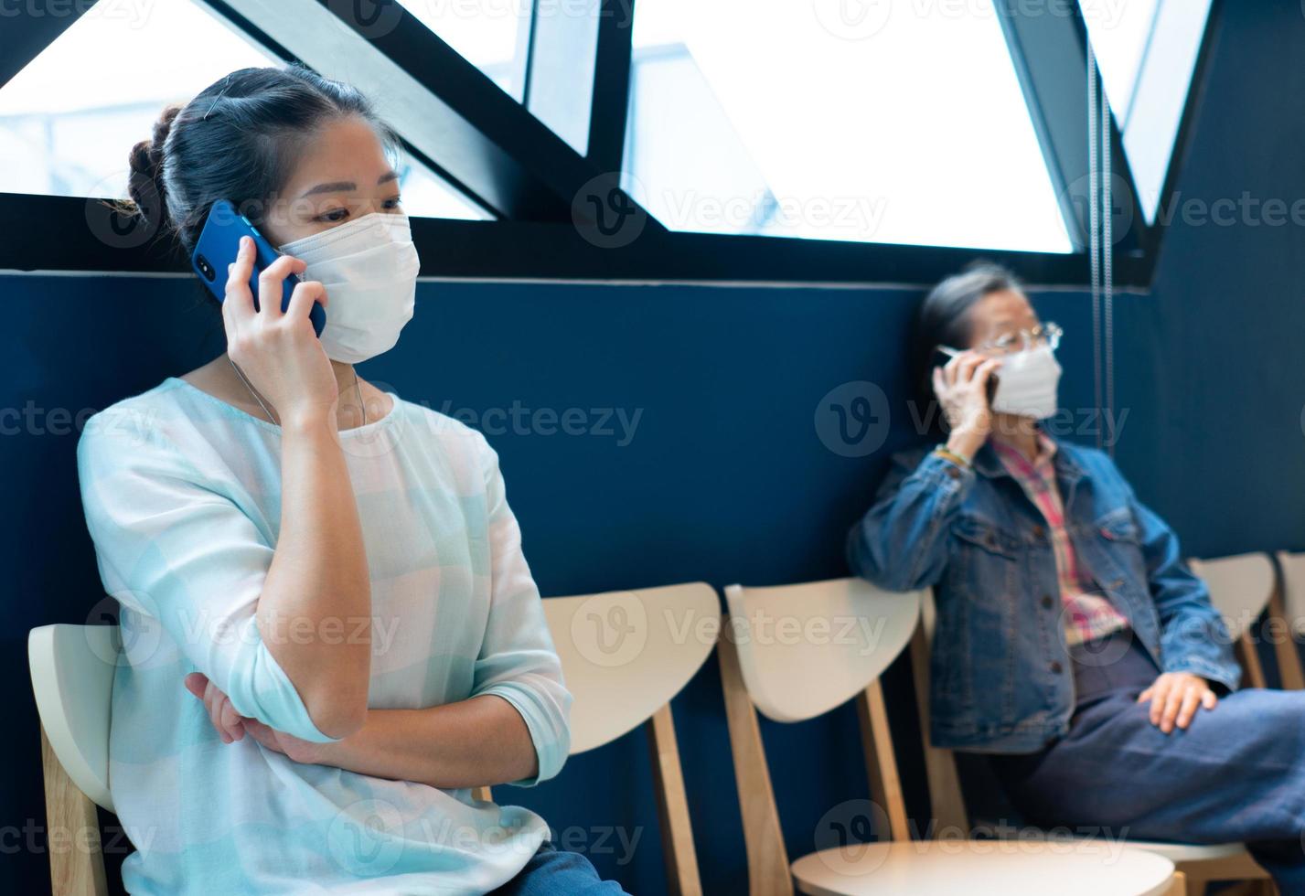 människor som bär ansiktsmask och håller social distans i restaurangen foto