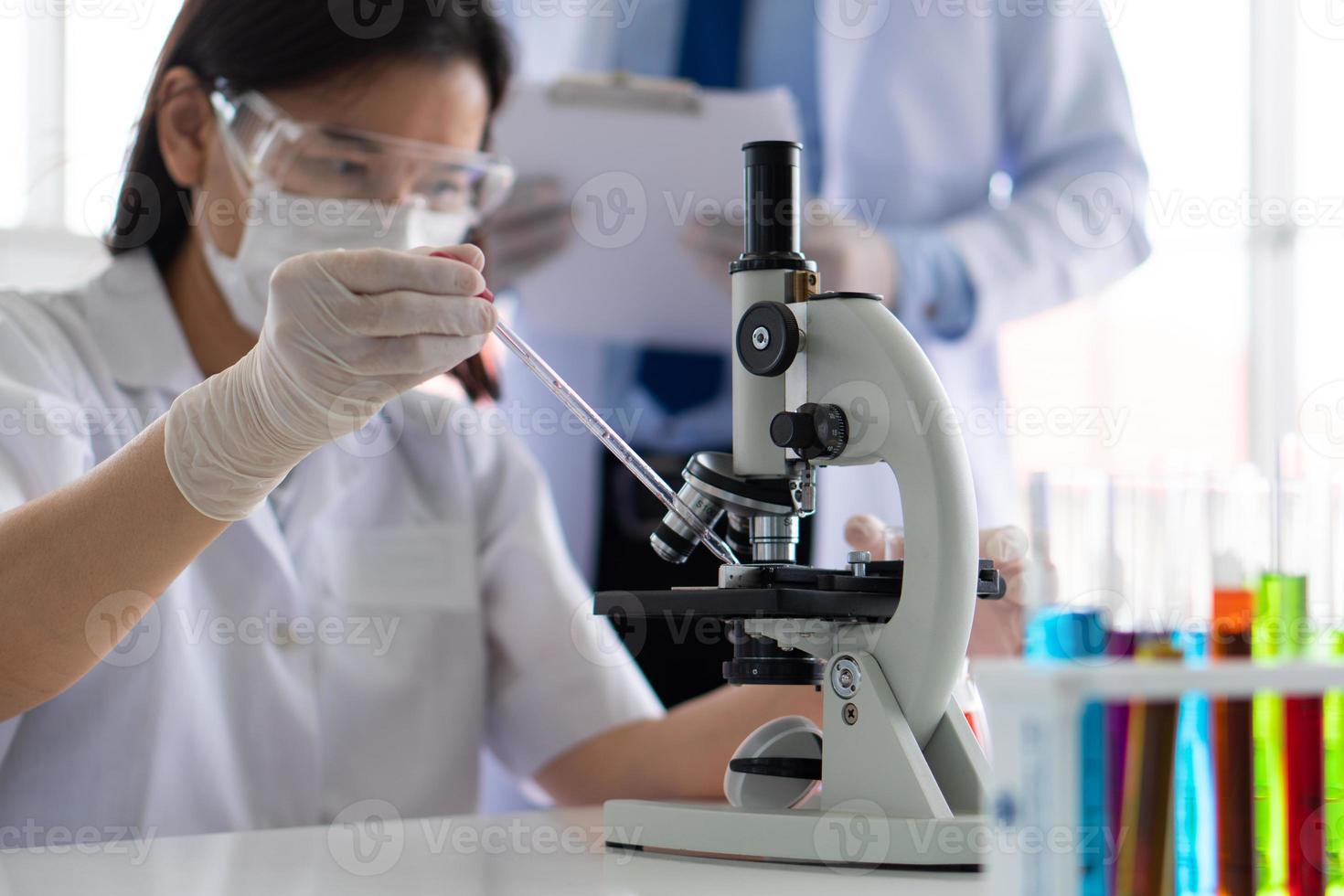 forskare experimenterar om vaccin i laboratoriet foto