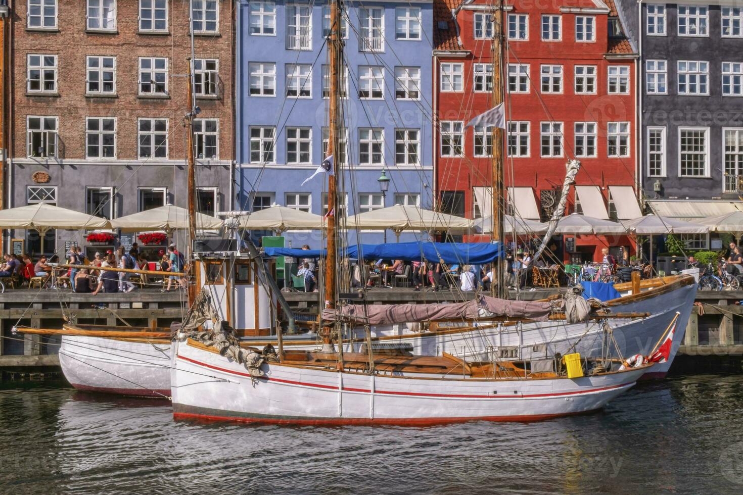 färgrik byggnader av nyhavn i köpenhamn, Danmark foto