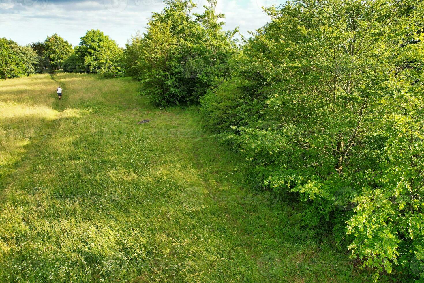 mest skön brittiskt landsbygden landskap på slipsko klappare dal av England luton, Storbritannien. bild var fångad på juni 24:e, 2023 foto