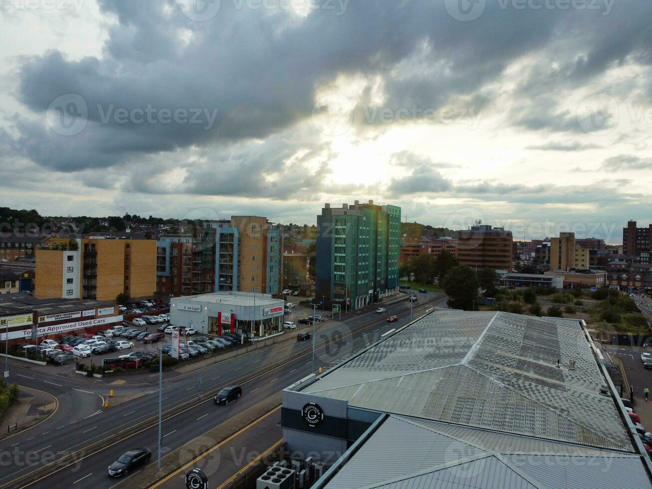 hög vinkel se av söder öst stadens centrum och central luton stad och kommersiell distrikt under solnedgång. de bild var fångad med drönare kamera på september 1:a, 2023 foto