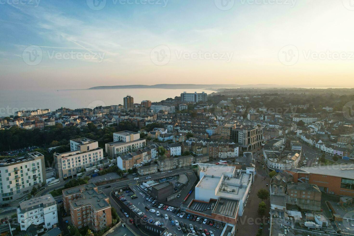 antenn se av brittiskt turist attraktion av Bournemouth strand och hav se stad av England bra storbritannien Storbritannien. bild fångad med drönare kamera på september 9:e, 2023 under solnedgång foto