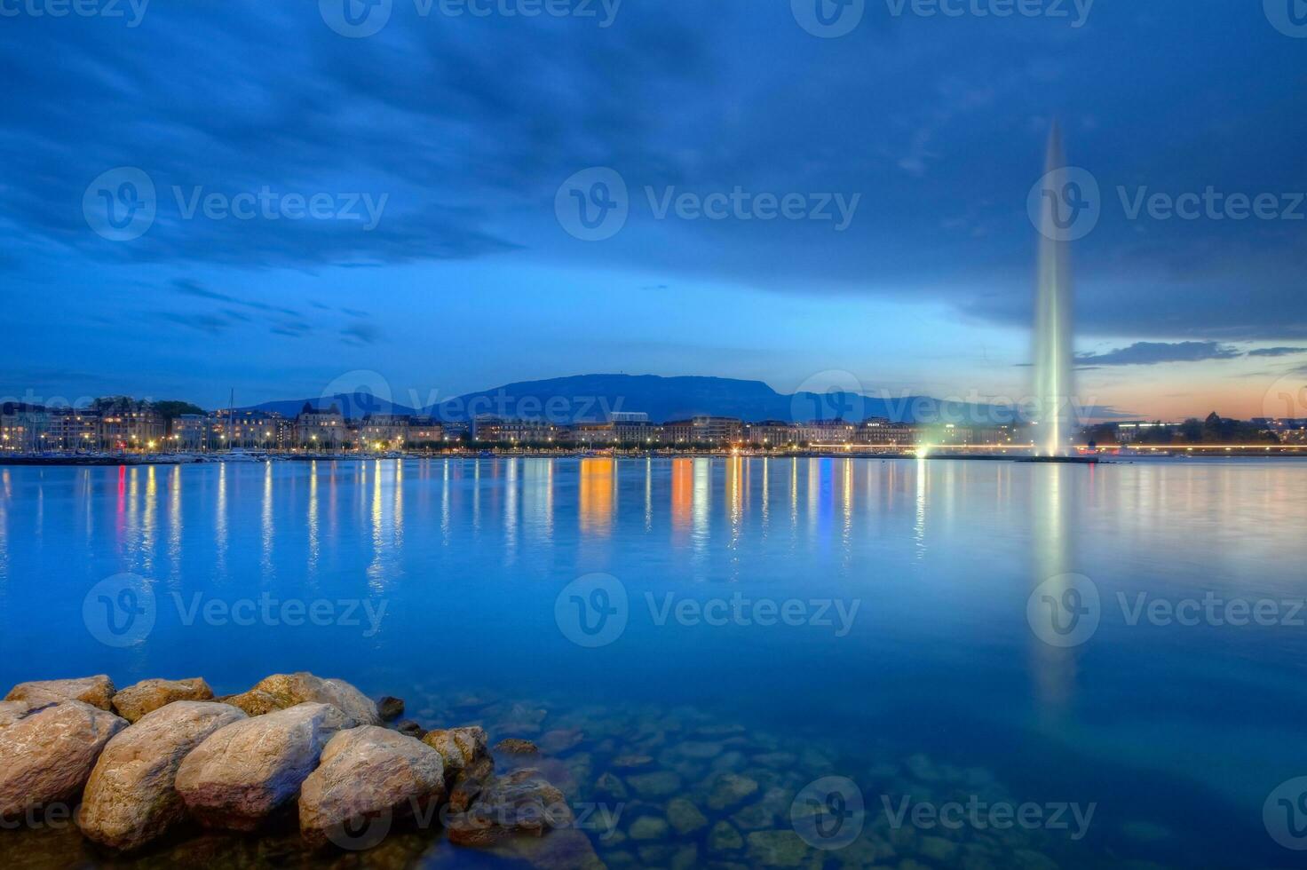 Genève panorama med känd fontän, schweiz, hdr foto