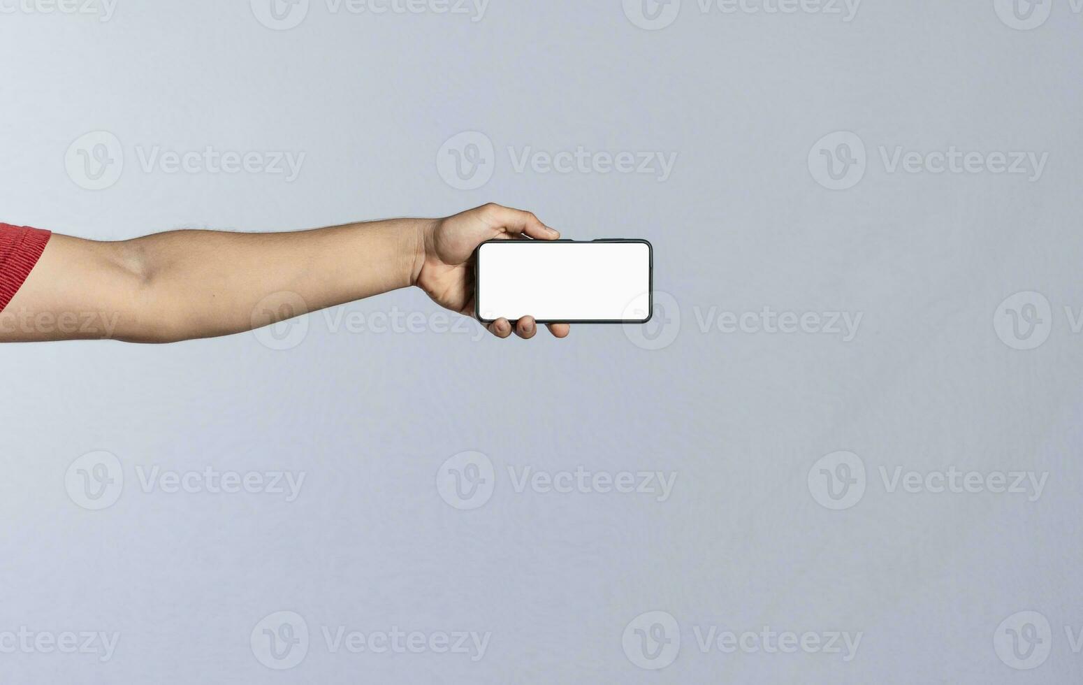 hand med cell telefon isolerat, hand som visar cell telefon isolerat, ett hand som visar cell telefon skärm isolerat foto