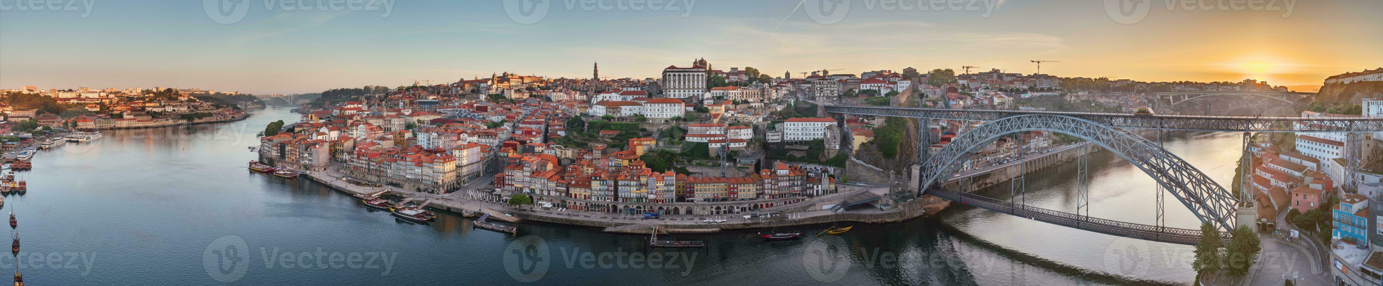 Drönare panorama över de stad av porto och de douro flod på soluppgång foto