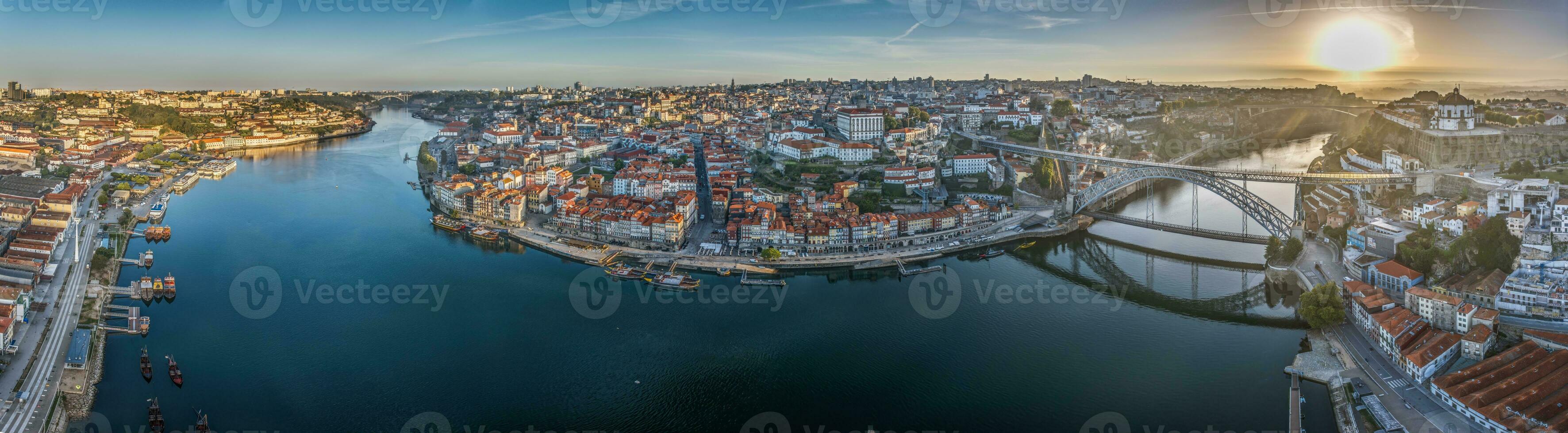 Drönare panorama över de stad av porto och de douro flod på soluppgång foto