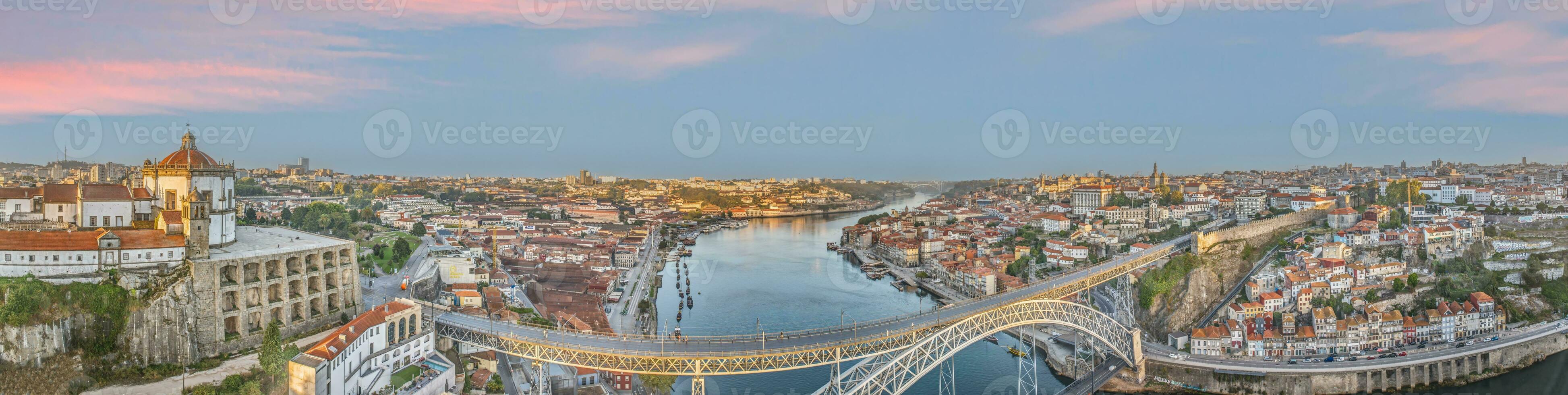 Drönare panorama över de stad av porto och de douro flod på soluppgång foto