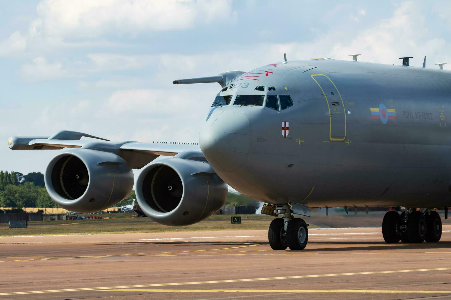 kunglig luft tvinga boeing e-3d awacs zh103 luftburet kommando flygplan ankomst för riat kunglig internationell luft tatuering 2018 flyguppvisning foto